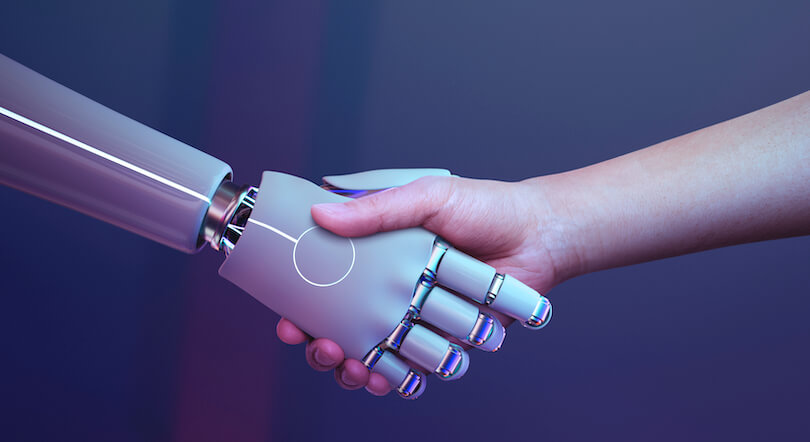 Une main robot serre une main humaine